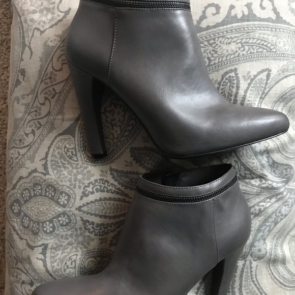 📌2/$20📌 Cynthia Rowley bootie pumps grey - Picture 3 of 7